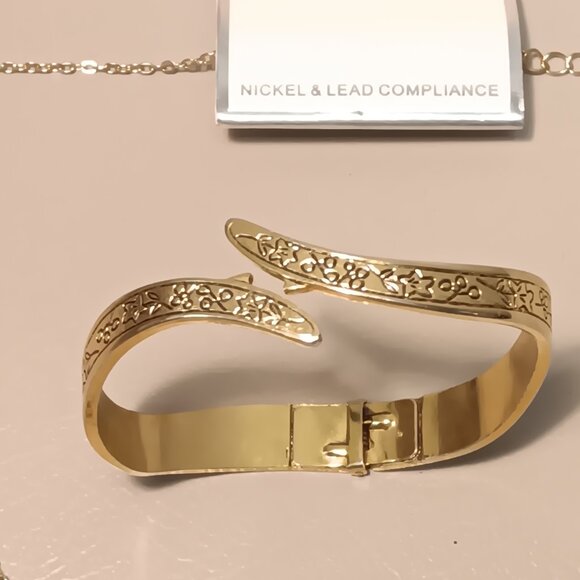 Khloe Collection NEW dainty necklace & stud earrings set with clamper bracelet - Picture 8 of 14